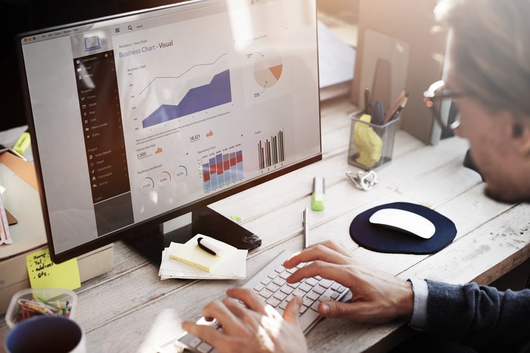 A análise de dados promove a conexão entre negócios e informações, entregando subsídios e permitindo a geração de insights aos tomadores de decisão