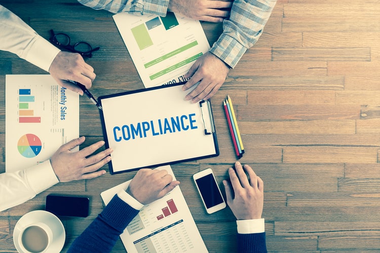 Estar em compliance significa estar aderente a normas internas e externas à organização, tais como políticas, normativos, leis e regulamentos
